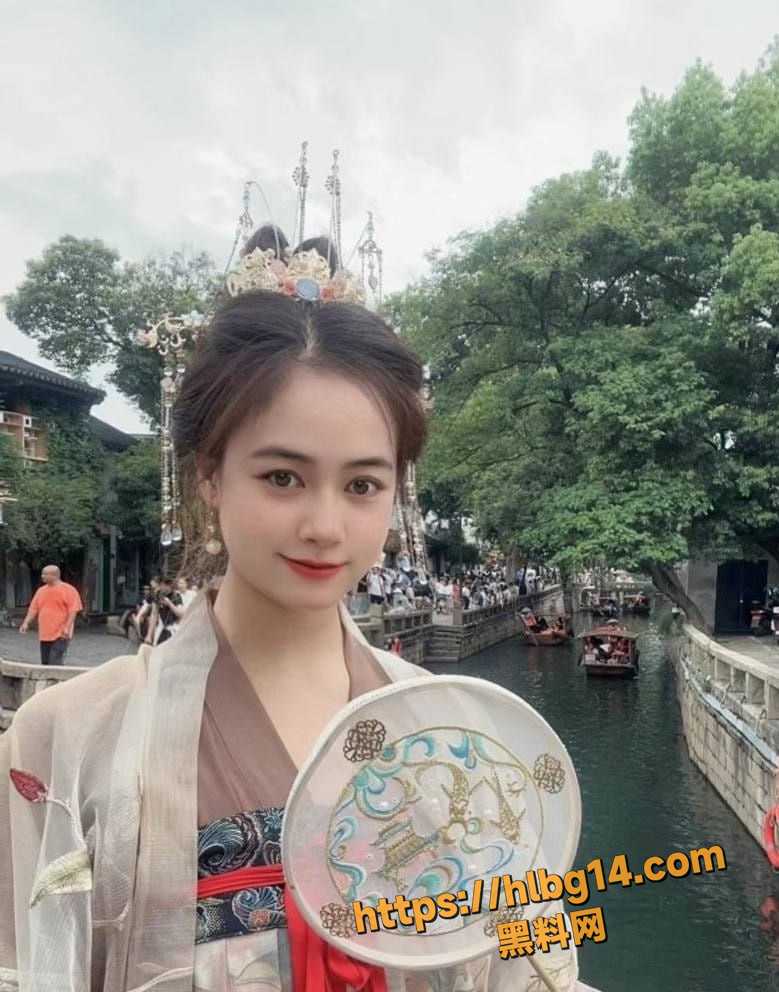 重庆财大新疆学妹 夏兹热丽 高颜值尤物破处视频泄密 美鲍嫩奶全网疯传！