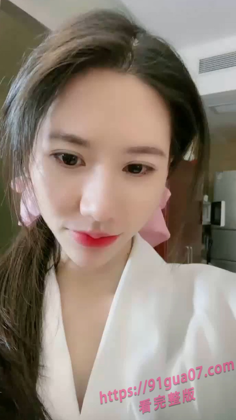 推特女王芷晴S穿网袜调教男奴 玉足干嘴插到狂喷~ 配图