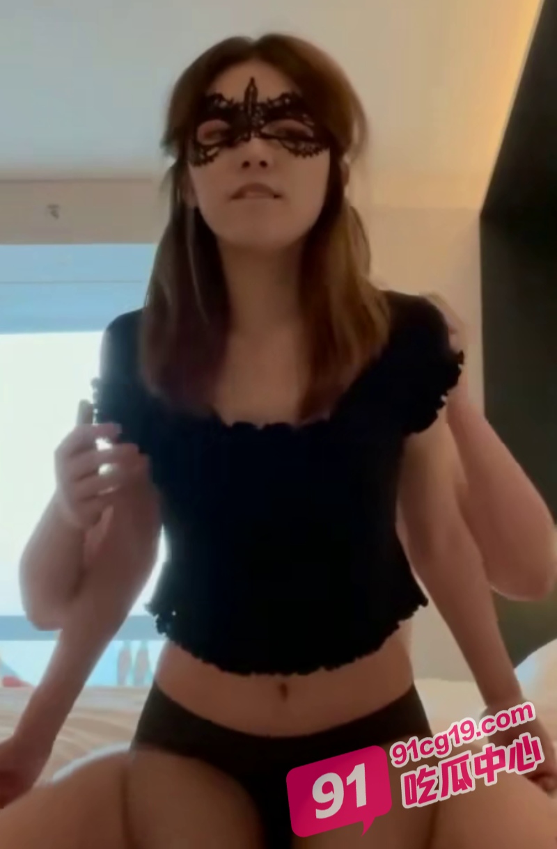 约炮外围遇到熟人 熟归熟逼还是得操 黑丝御姐被操的套子都飞了！ 配图3