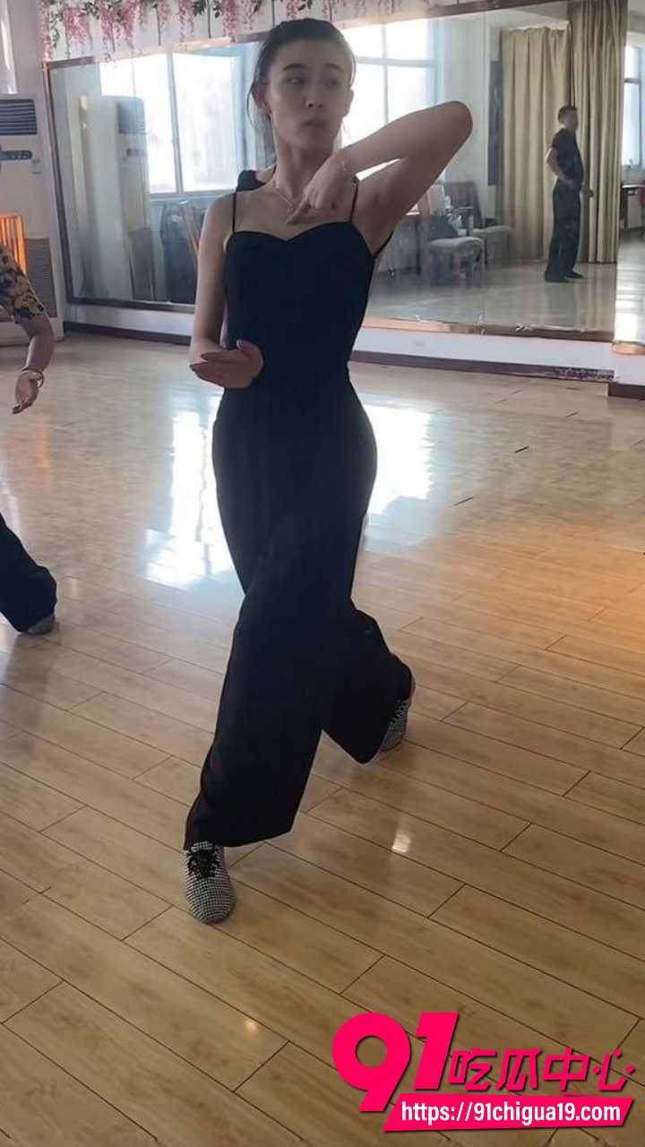 新婚少妇孙淼迷晕老公后跟债主当面开干9