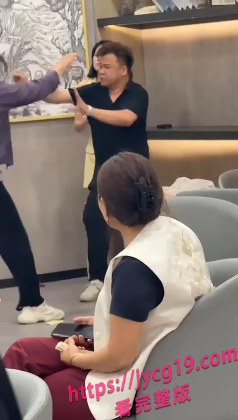广东咖啡店抓奸翻车 原配当众撕小三场面失控 配图3