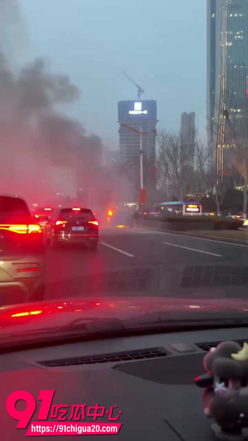 济南历下区经十路汽车突然着火2 济南历下区经十路汽车突然着火2