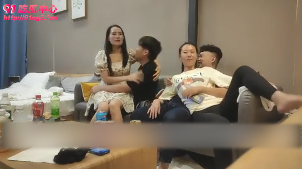群P推荐～约俩外围干群P 没想到被妹子发现偷拍 这多尴尬啊 “加钱 我加钱”
