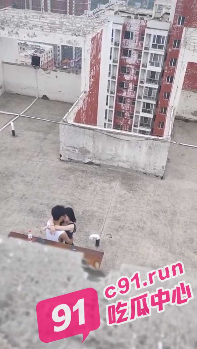 体育生天台大战校长之女被偷拍 4分钟视频仅1分钟高能 妹子吃软鸡巴失望早泄