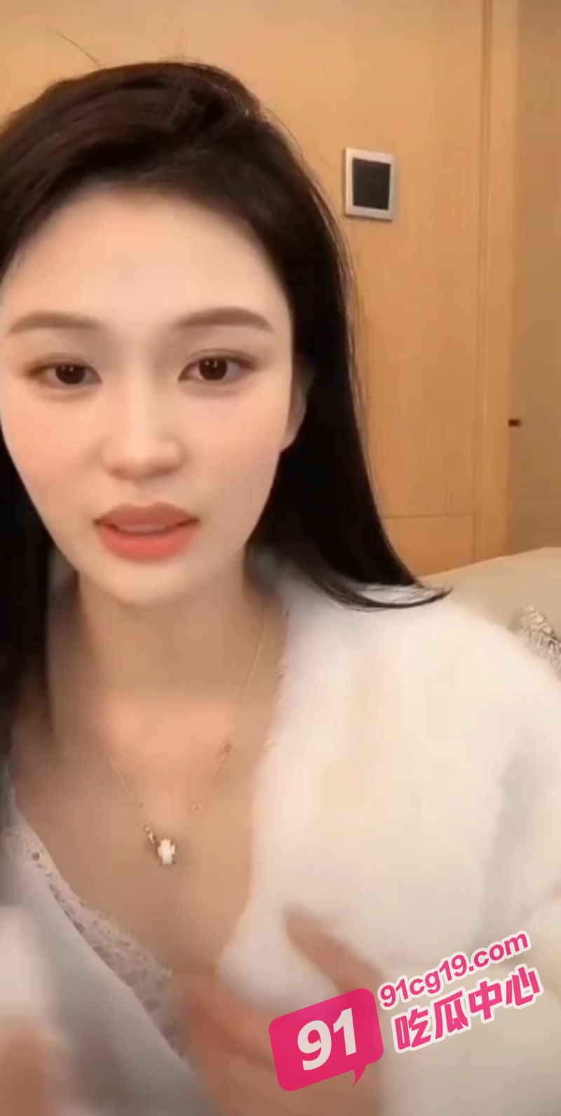 少妇少女学生妹在直播故意走光露点小合集！ 直播这碗饭实在太香 配图5