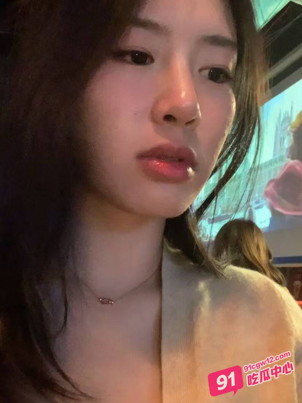乱伦单亲姐姐～网吧调教姐姐 自慰电击阴蒂差点蹦起来浪叫！ 配图3