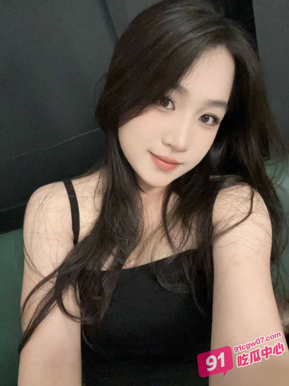 福州初中女老师 马丽娟 反差感爆棚在家中与光头情人口爆做爱啪啪～ 配图
