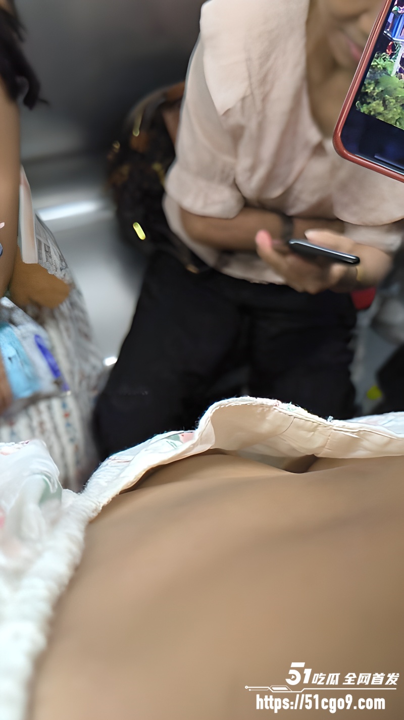 地铁高抄抓拍抄胸1