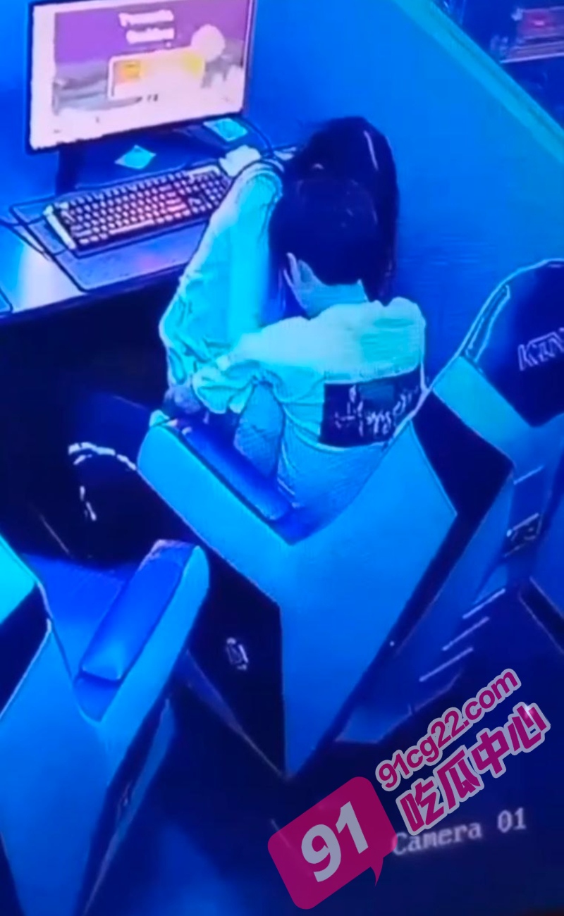 学生情侣精力旺盛 一边玩电脑一边操女友 网吧包房监控偷拍视频流出 配图