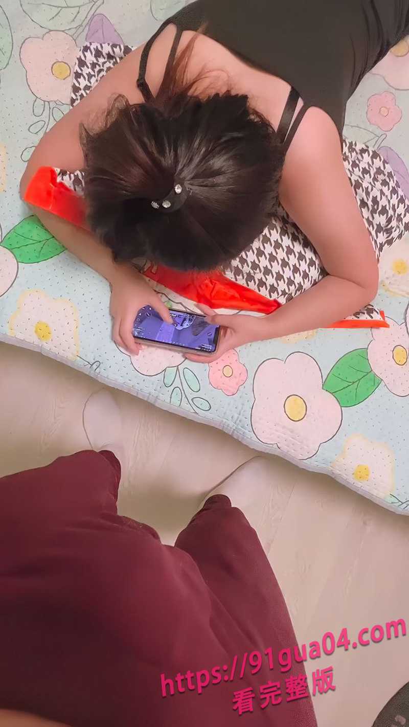 父亲强上在玩游戏的女儿01