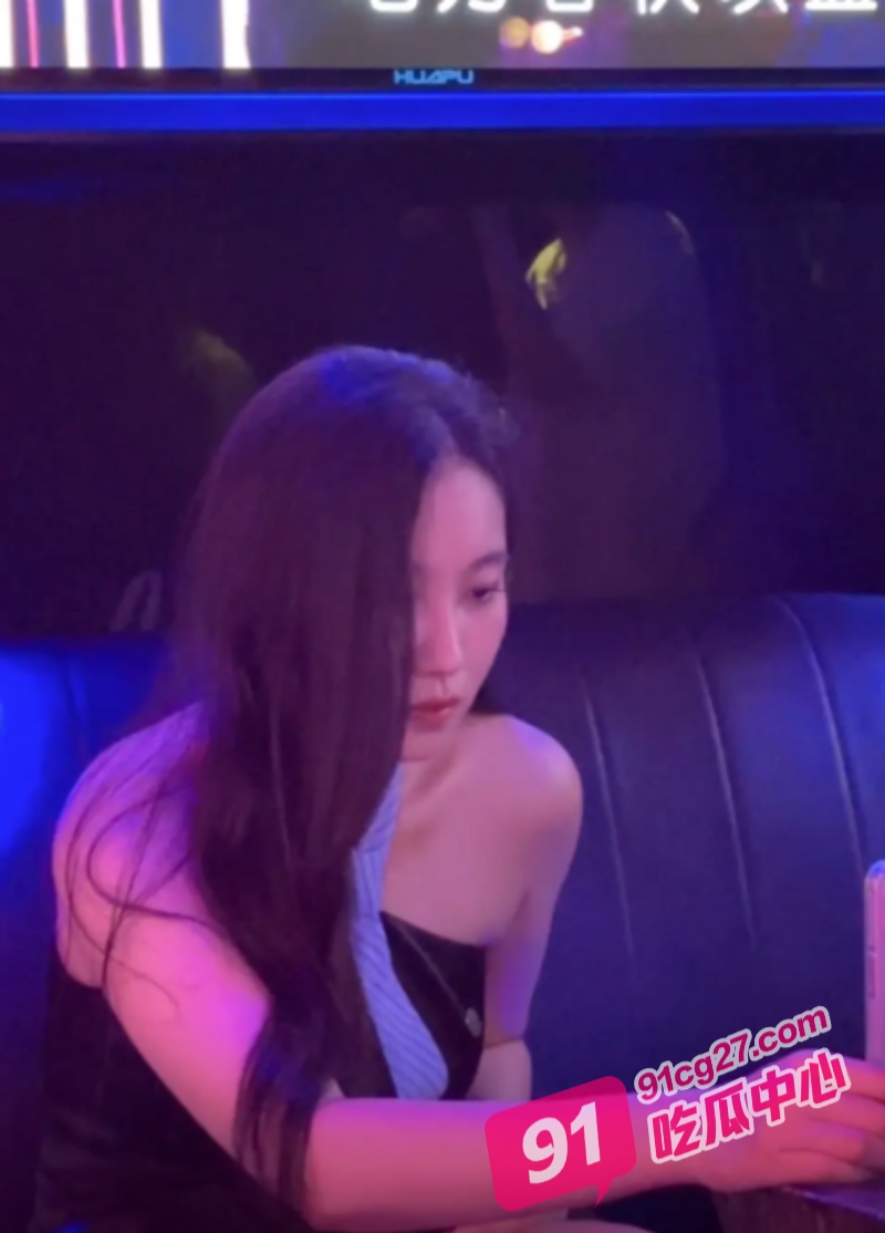 800块钱的快乐！小伙KTV包房被2小妹争着伺候 唱歌哪有双飞香 配图3