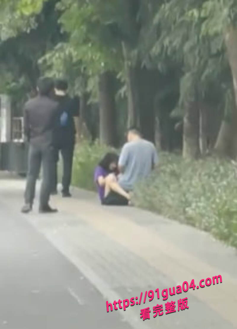 情侣街头激情缠绵05