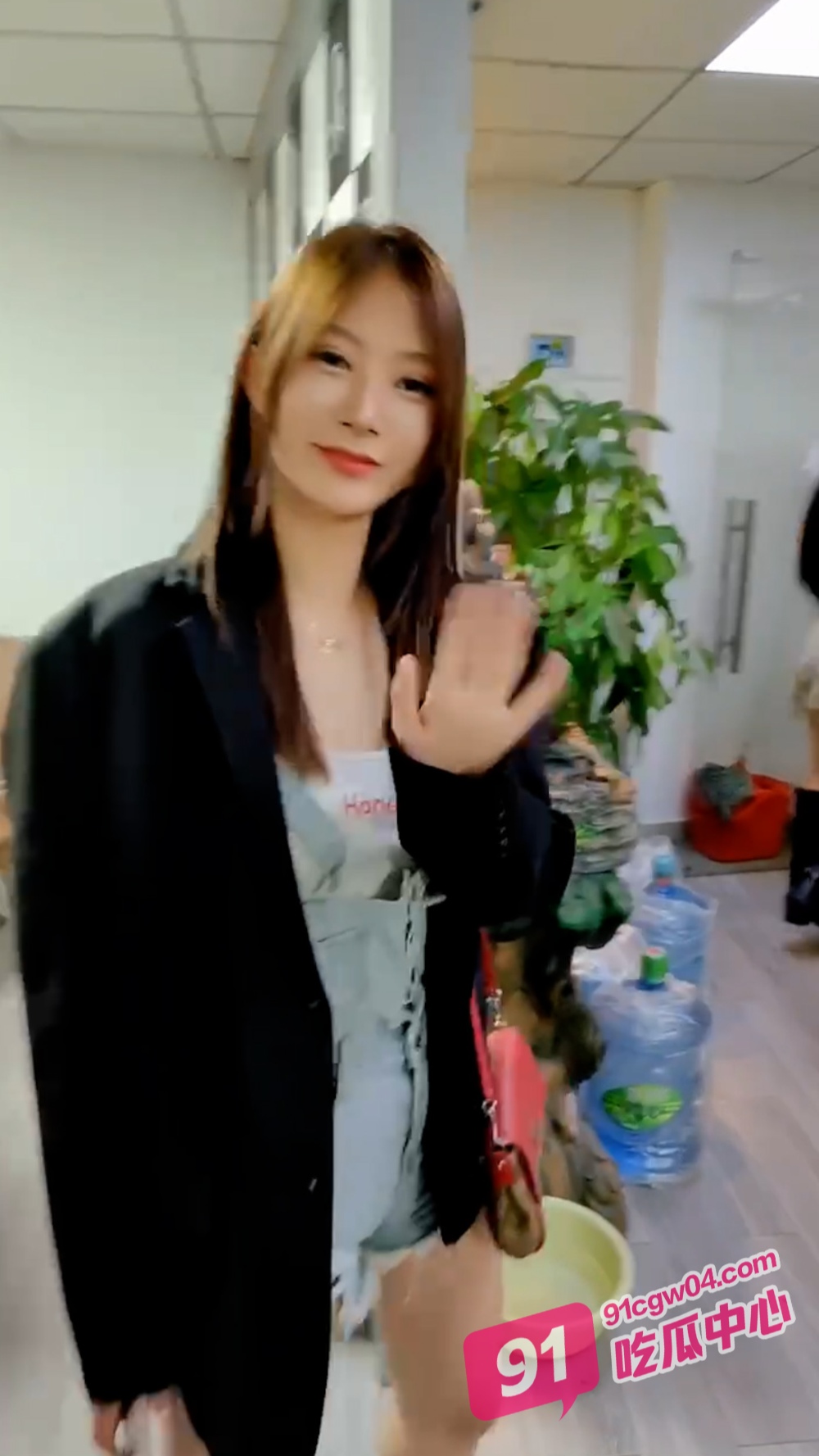 西安夜场小姐都是怎么面试的？ 先用嘴自我介绍说 再用嘴咬着大屌！ 配图2