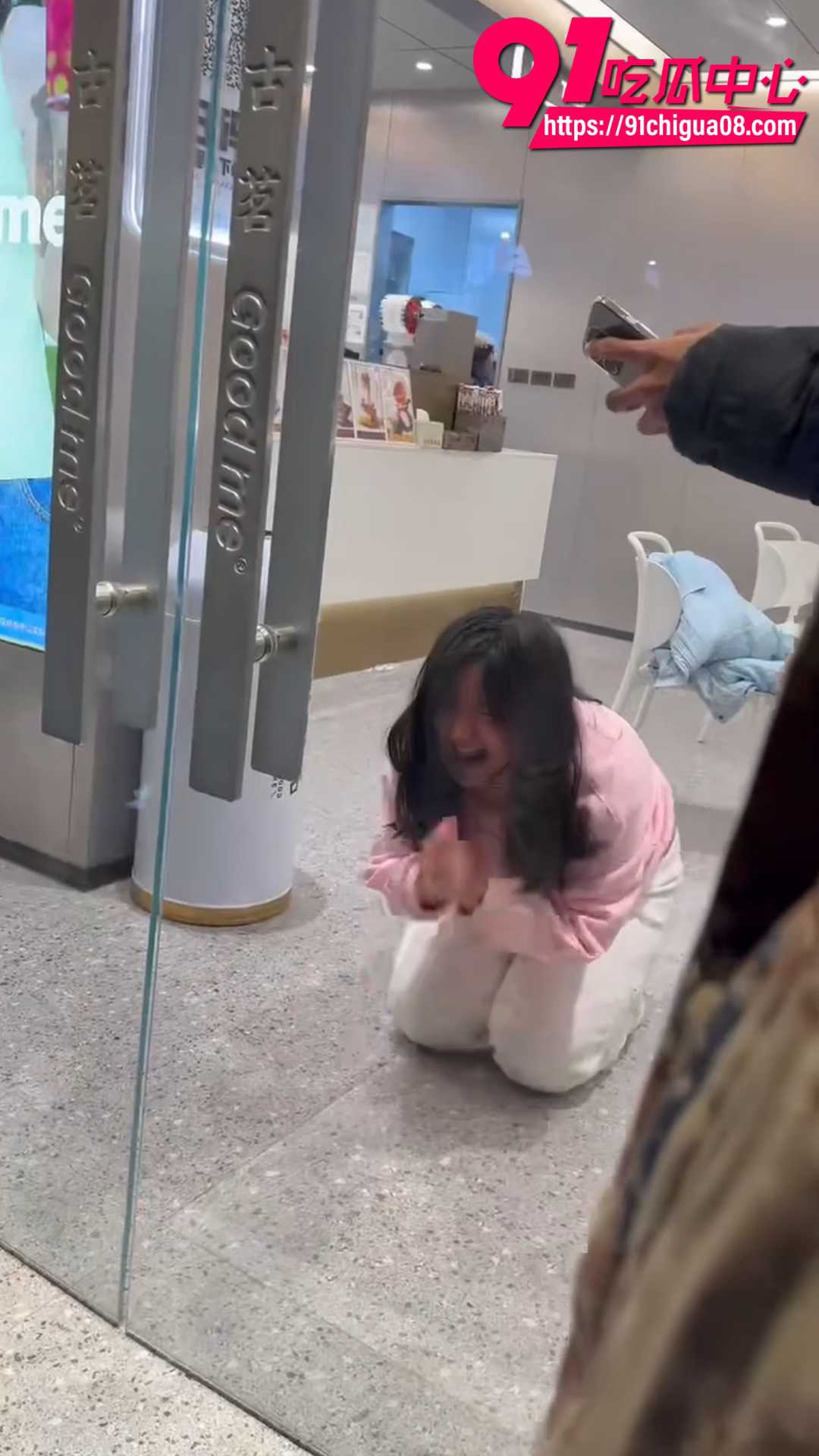 女子网恋分手情绪崩溃11