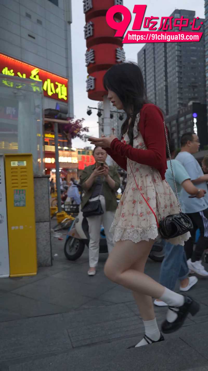 抄底大神尾随偷拍钢牙妹11 抄底大神尾随偷拍钢牙妹11
