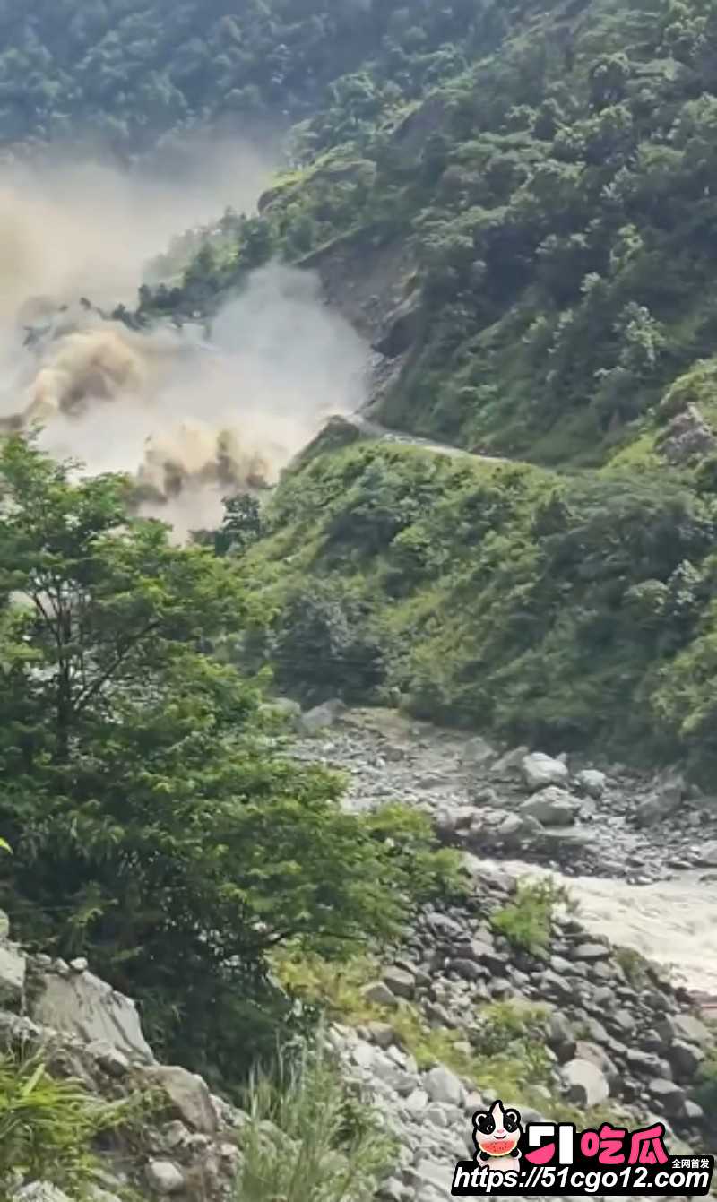 西藏泥石流现场视频05 西藏泥石流现场视频05
