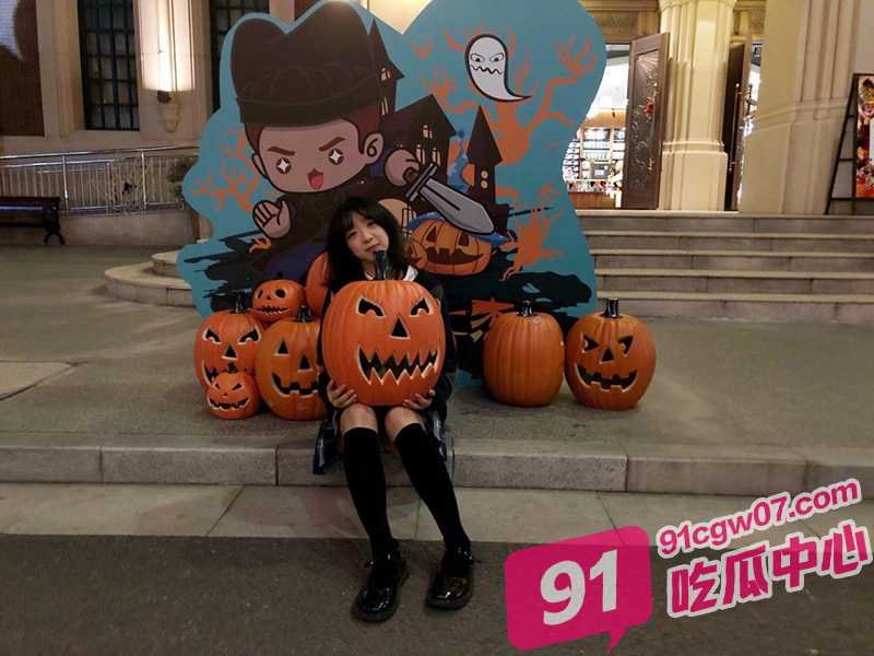 高颜值jk萝莉白伟彤 被男友肆意调教 跪地伸舌口交宛如母狗 反差感爆棚！