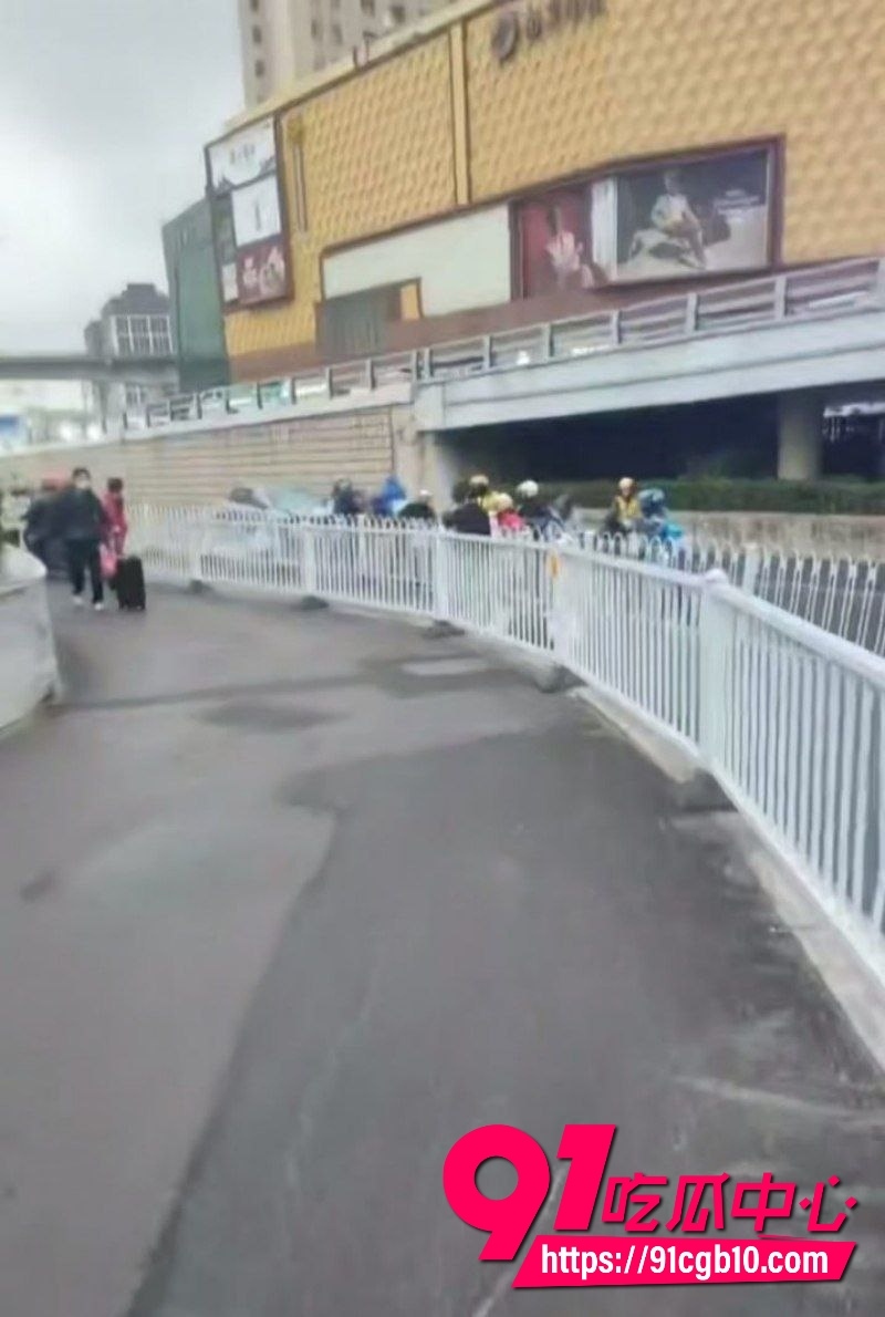 京中央门立交桥轿车冲人行道核爆3