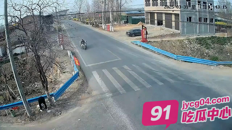 十字路口惨烈车祸！老太被撞飞5米后坠沟！当场身亡！
