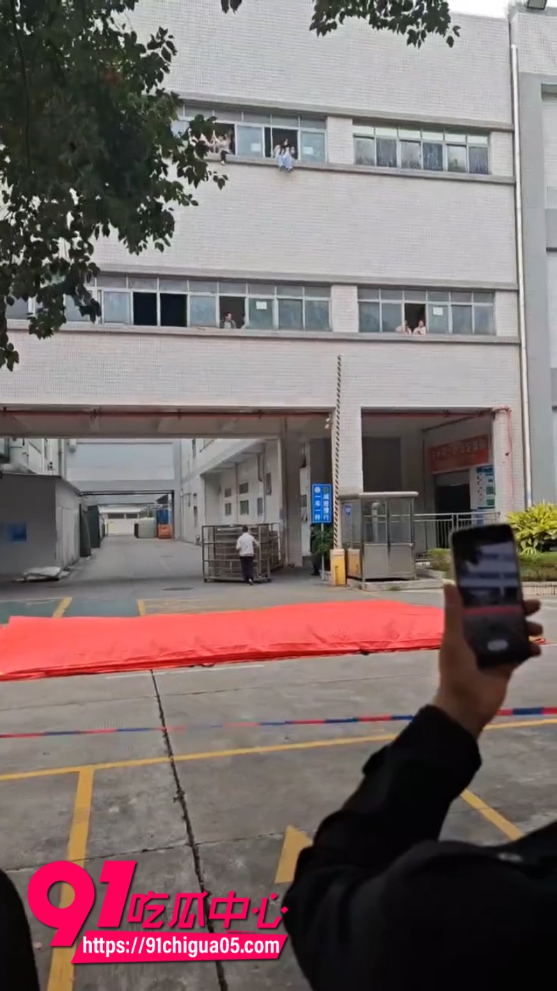 广东深圳松岗信濠光电员工集体跳楼讨薪9 广东深圳松岗信濠光电员工集体跳楼讨薪9