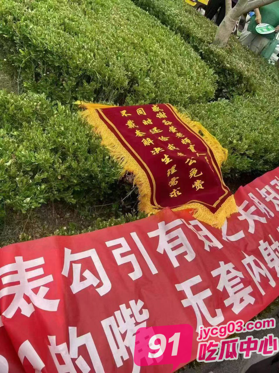 幼教婚外情翻车 原配率众人堵截偷情现场！