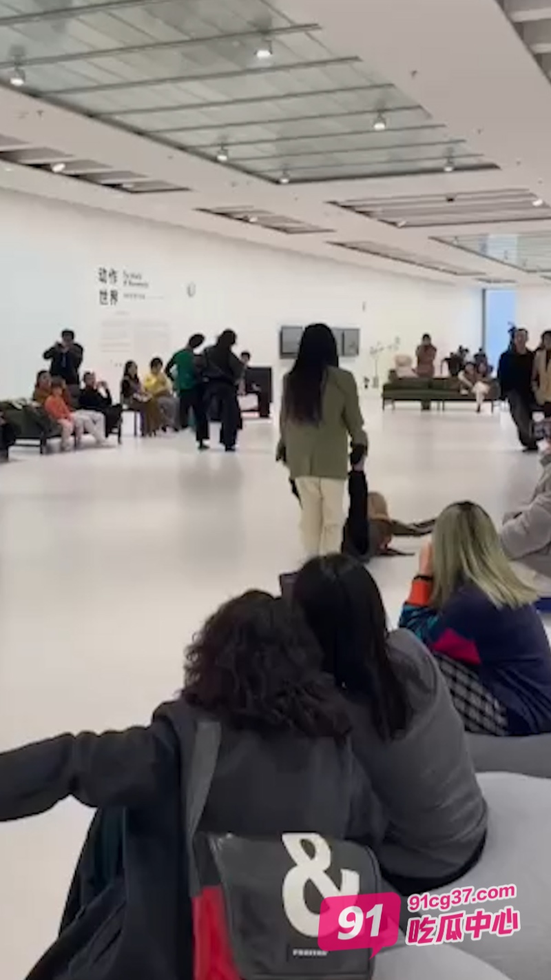 奇葩群举办线下活动 动作怪异行为抽象 这是什么毛病？ 配图