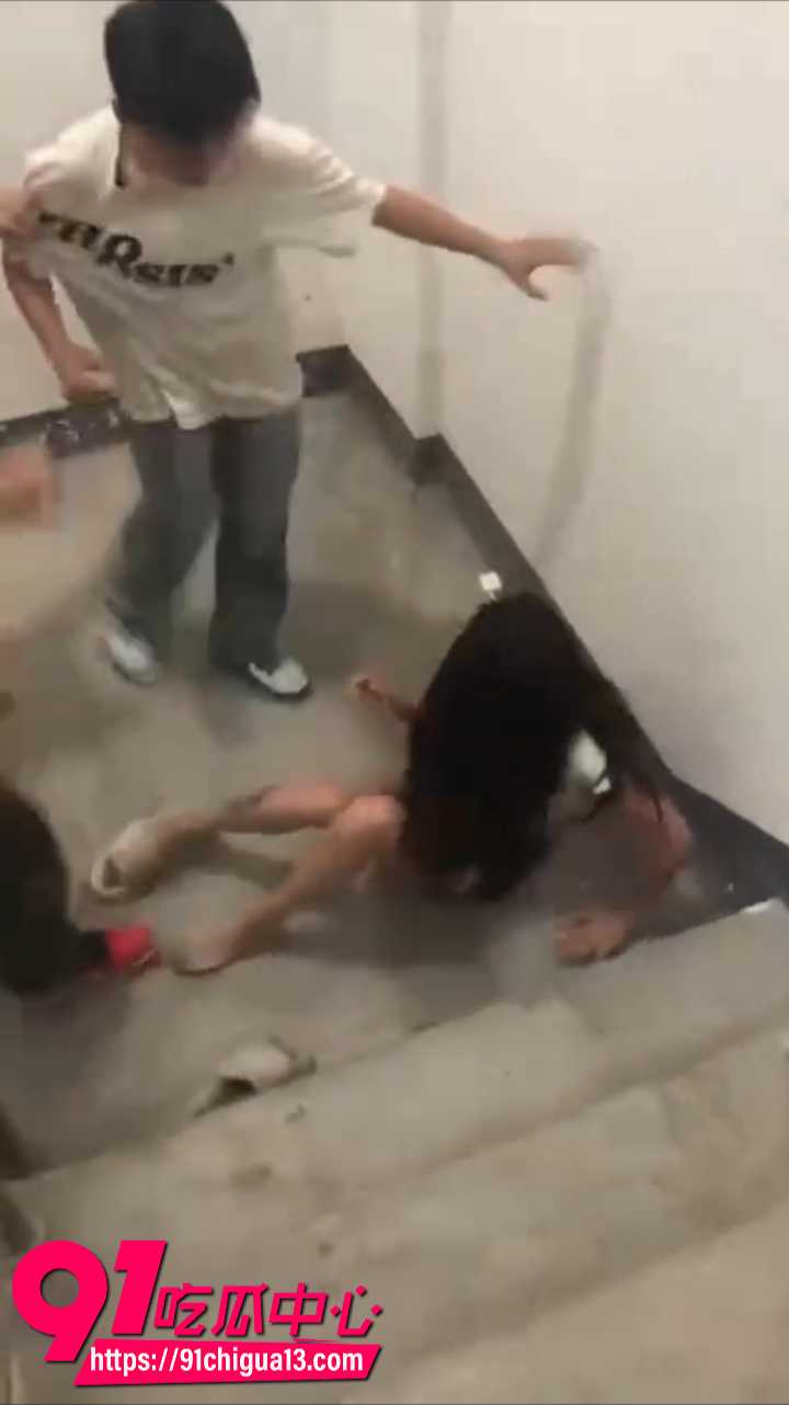 女猪仔偷情现场被抓现行当场暴打5