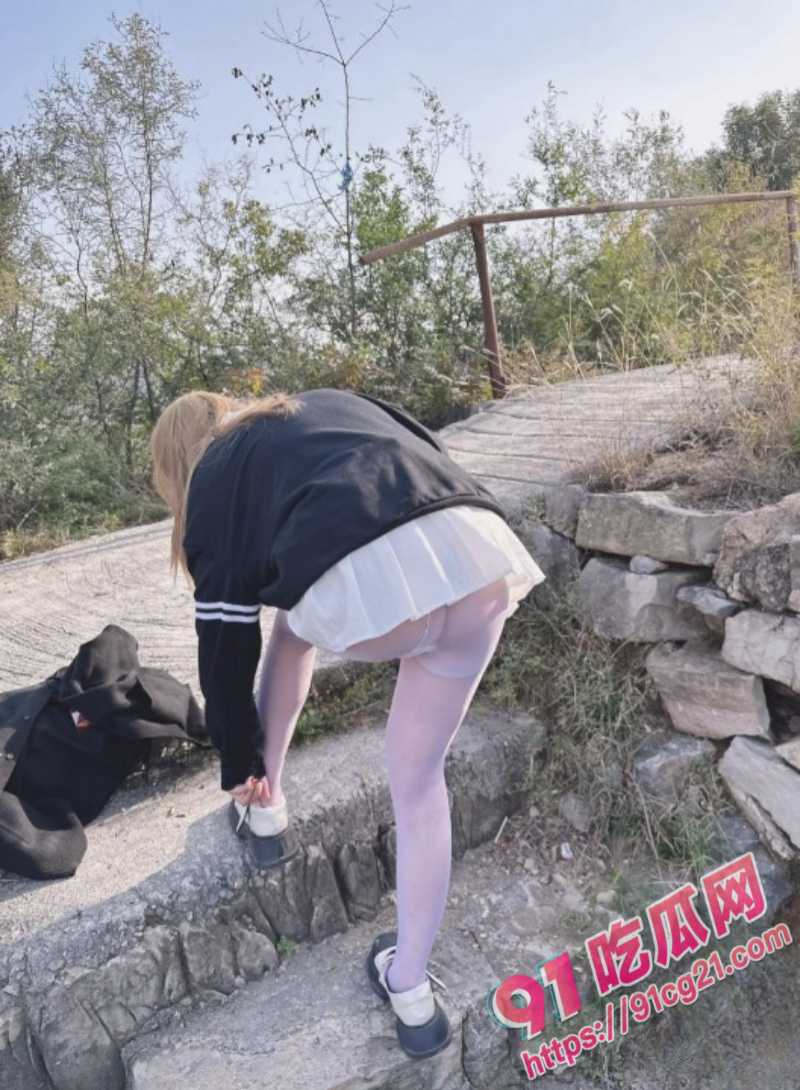 兄妹乱伦之妹妹穿上了白丝袜 用力太猛避孕套留在妹妹小穴里了! 配图5