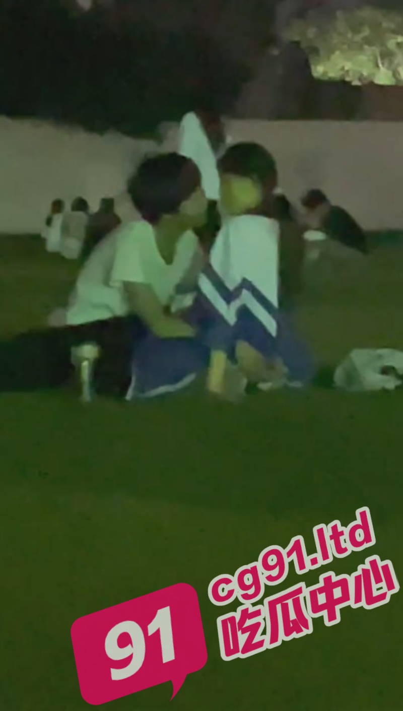 河南经济贸易技师学院大瓜 小情侣操场激情开干 被偷拍毫不在意