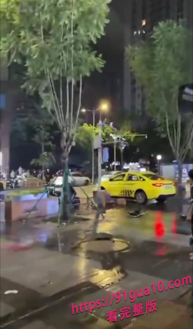重庆路上起争执 疯狂出租车冲上人行道撞死人！现场视频流出！