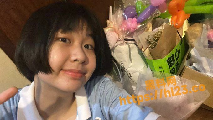 一短发巨乳的高中母狗喜爱骚拍自慰，裸露她的肉体在镜头面前搔首弄姿揉奶自慰～