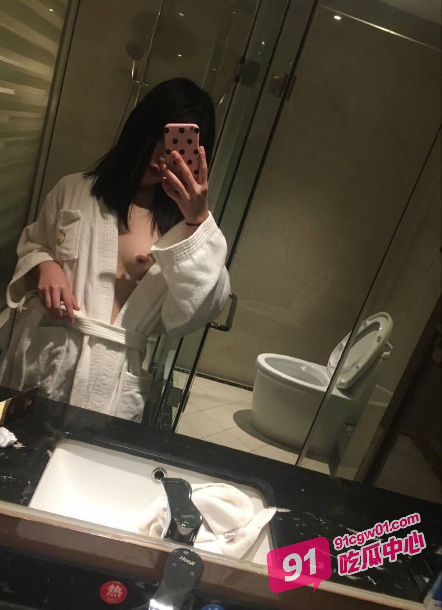 社会小妹李小莫艺名依依早期下海作品 从首次做爱穿乳钉到骚母狗极限拳交扩阴！ 配图4