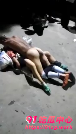 男子大街赤裸与问题女公开交配百人围观 刷新三观真实活春宫场面刺激震撼全城