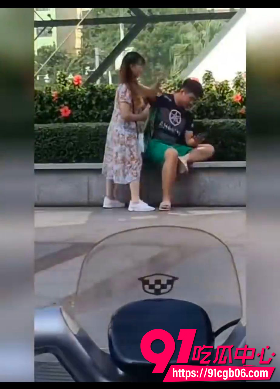 不想努力的小伙与饥渴的阿姨2