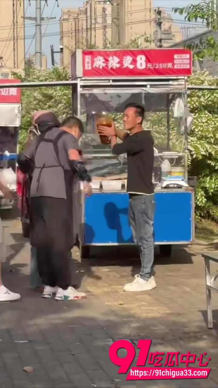 逆天街头摊贩激战 女摊贩当街脱内裤勒脖子 男摊贩瞬间倒地 围观群众看傻眼