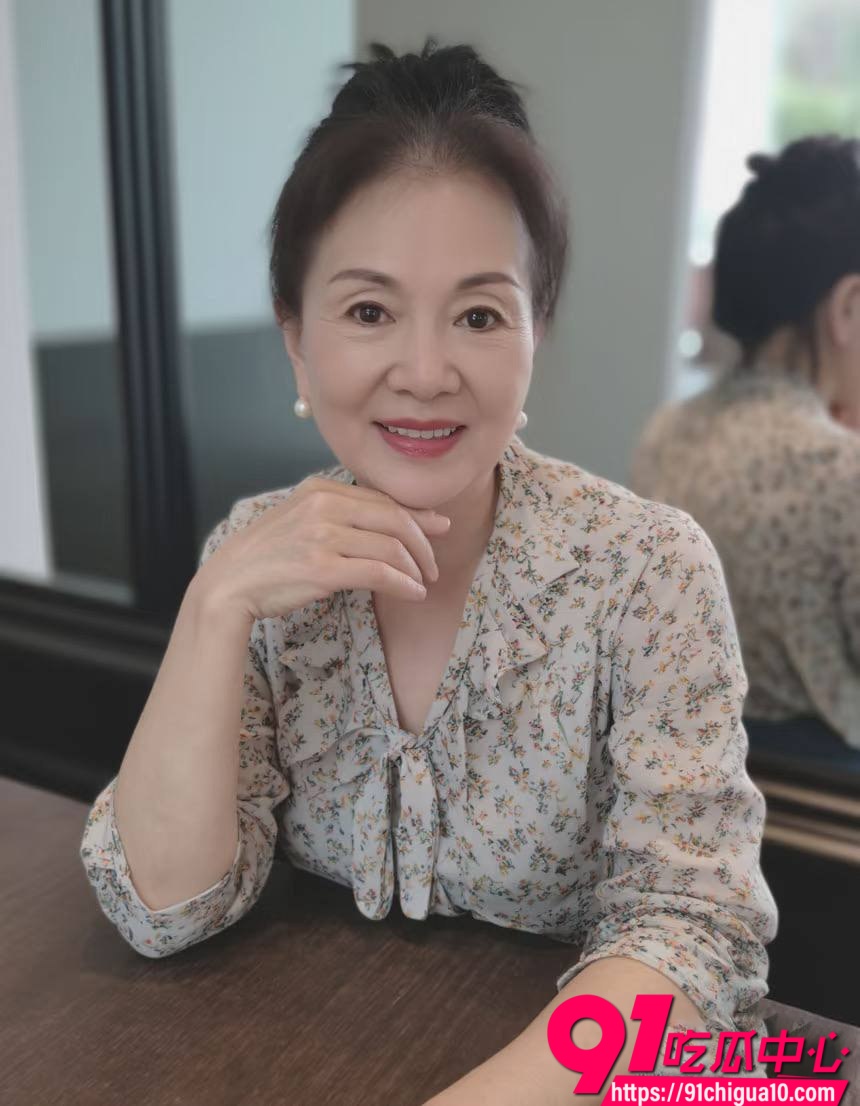 寂寞寡妇和年轻小伙性爱4 寂寞寡妇和年轻小伙性爱4