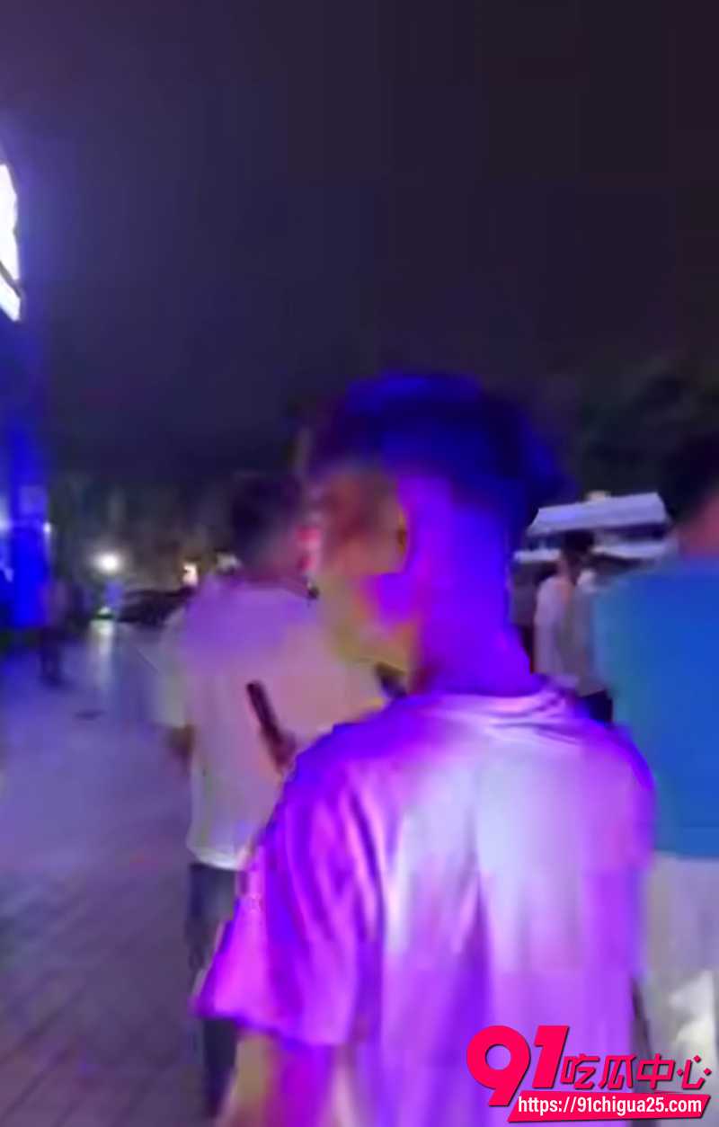 海口夜市男子驾驶轿车撞人  5