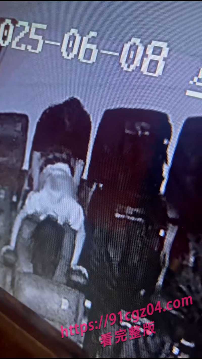 饥渴情侣影院不雅高清监控画面 保安大爷一饱眼福啊！