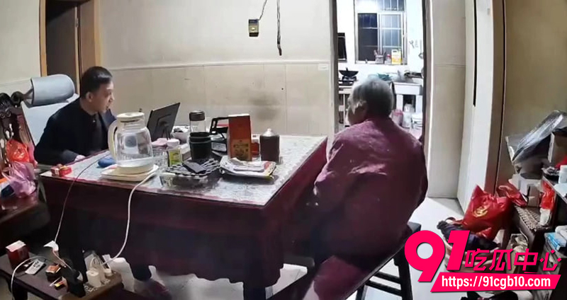 真是丧尽天良 儿子殴打93岁母亲 家中监控记录完整男子暴打母亲过程！