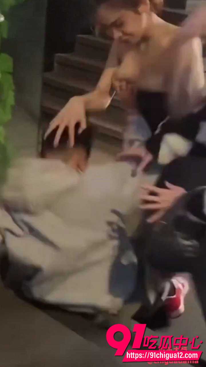 街头激战大胸妹被男子抓奶龙爪手直接放倒7 街头激战大胸妹被男子抓奶龙爪手直接放倒7