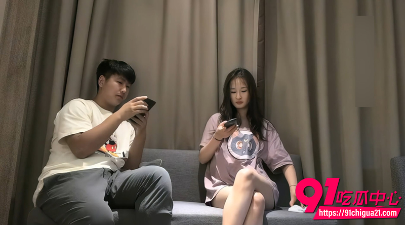 小宝寻花紫衣牛仔短裤妹 舌吻舔奶调情后骑乘狂扭 放荡全程浪叫不停!