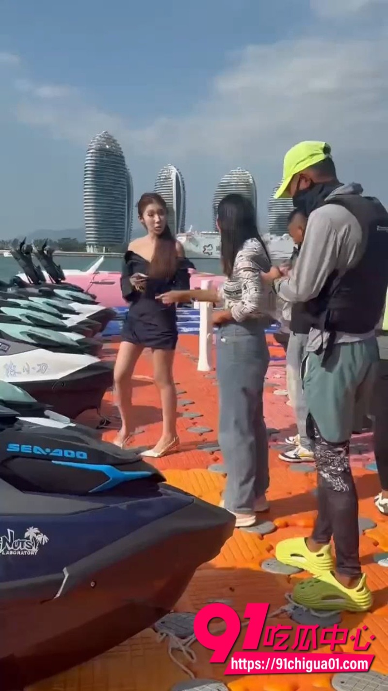 海南三亚钟情会所打架事件曝光 海边三女爆发冲突 互薅头发飞扑压身 大屁股全露真空激战