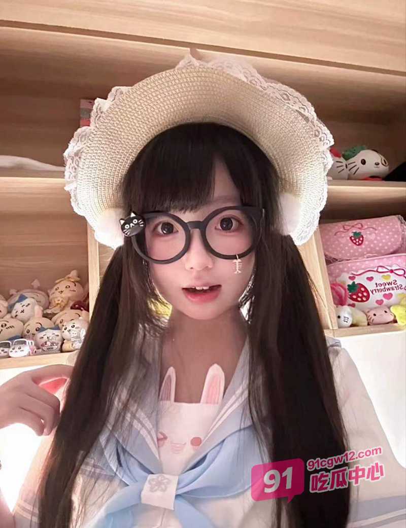 偷拍童颜巨乳学生妹洗澡澡 人瘦奶子大带眼镜 不敢想象弄到床上会有多爽！ 配图2