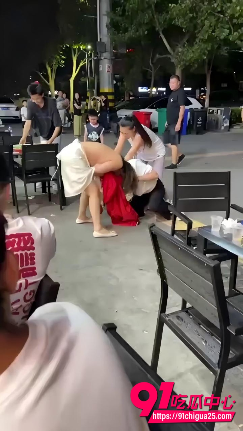 吃瓜女生打架 一直说不要脸的抓着头发8