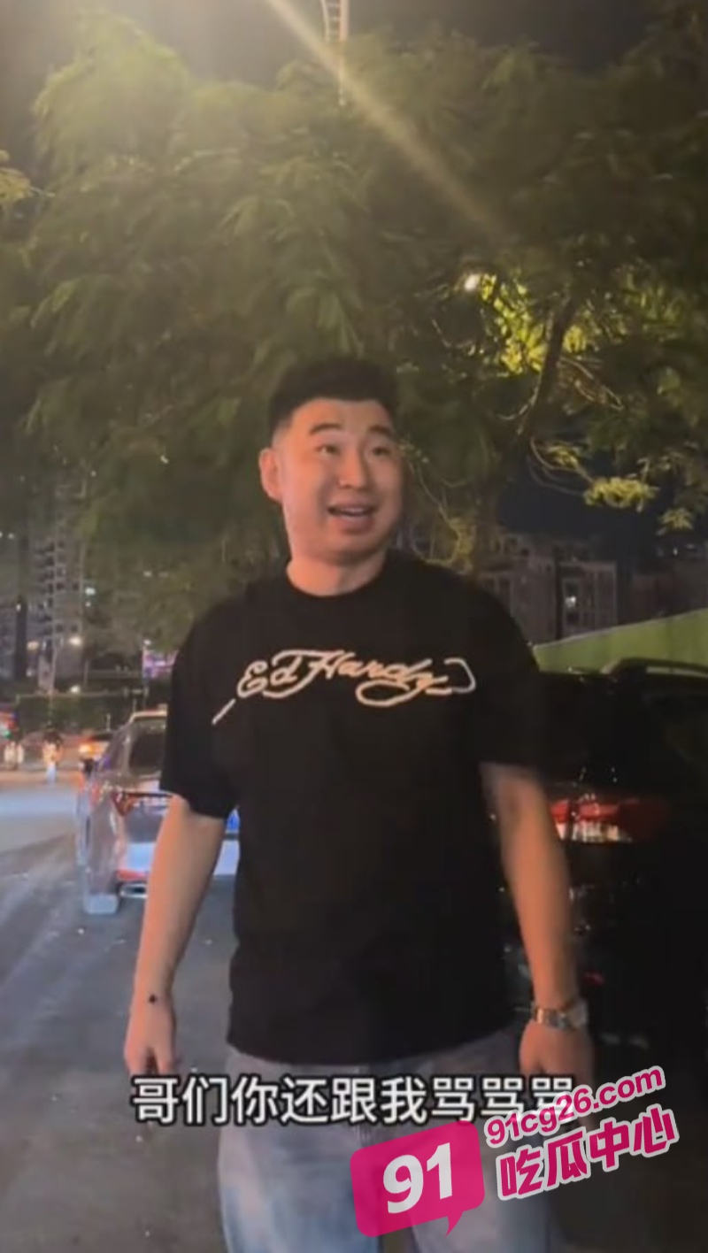 你这一身衣服值50块钱吗？男子开老款CC路怒美式拦截特斯拉 并辱骂对方是穷逼！ 配图