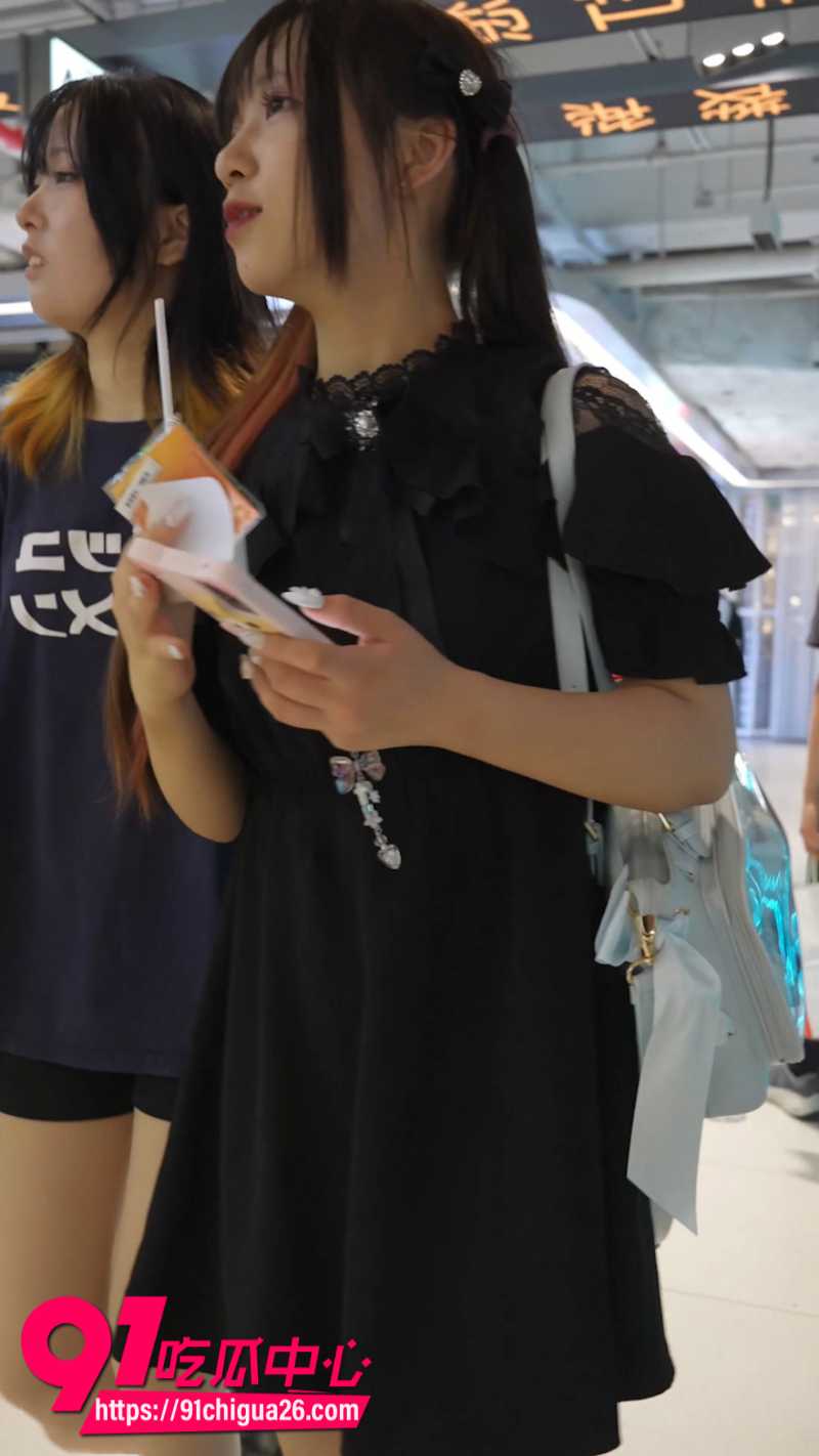 抄底大神尾随双马尾少女极限偷拍6