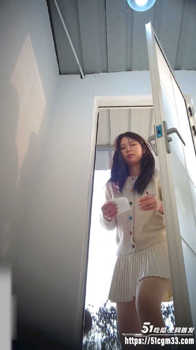 偷拍御姐少妇撅屁股放尿 1