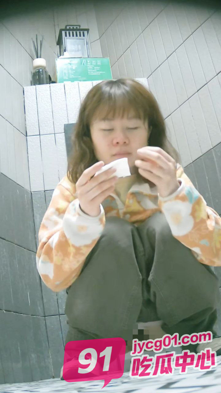 商场女厕全方位偷拍各种美女 碰到极品白虎一枚～ 配图7