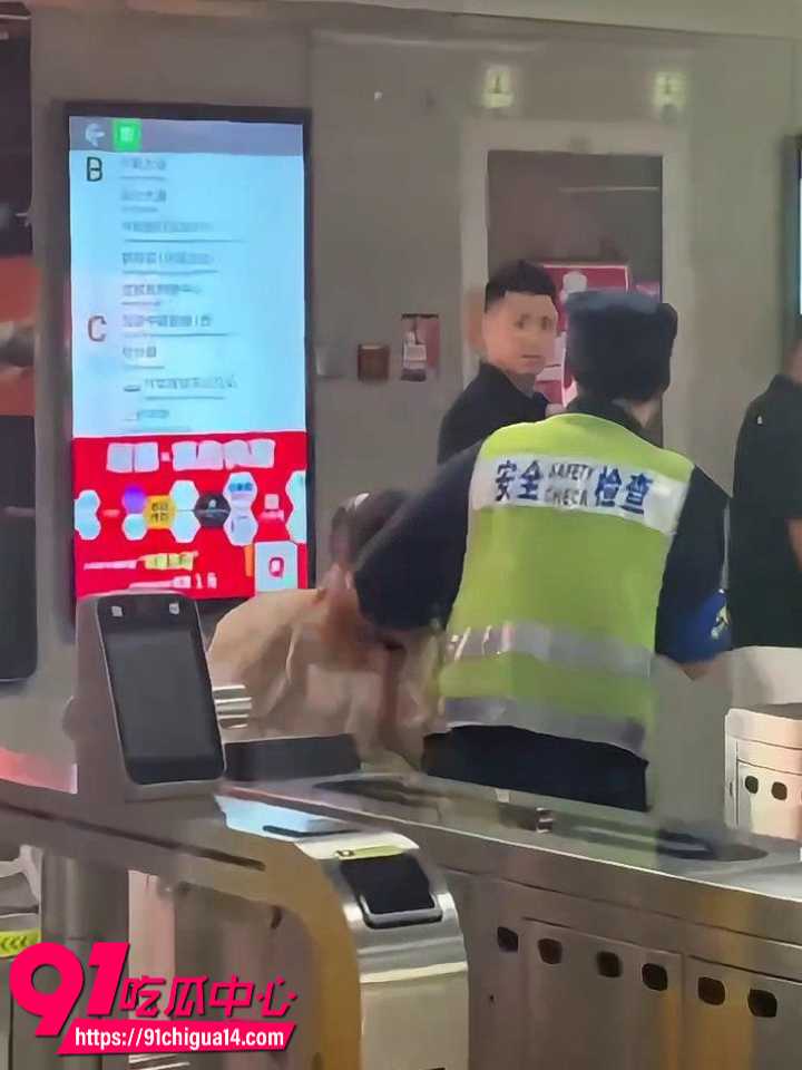 深圳地铁科学馆站女子拒安检甩包狂砸安检员3