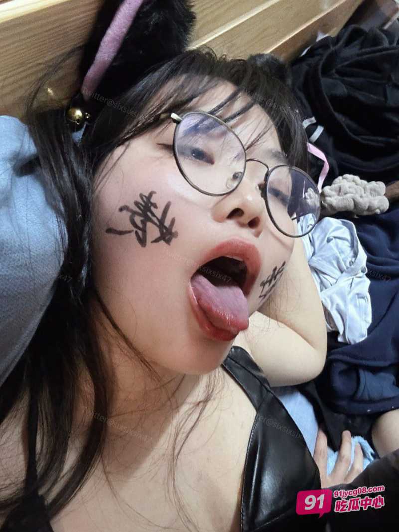 贵阳眼镜妹卢欣 沉迷SM玩得不亦乐乎 脸上尽显贱相~ 配图2